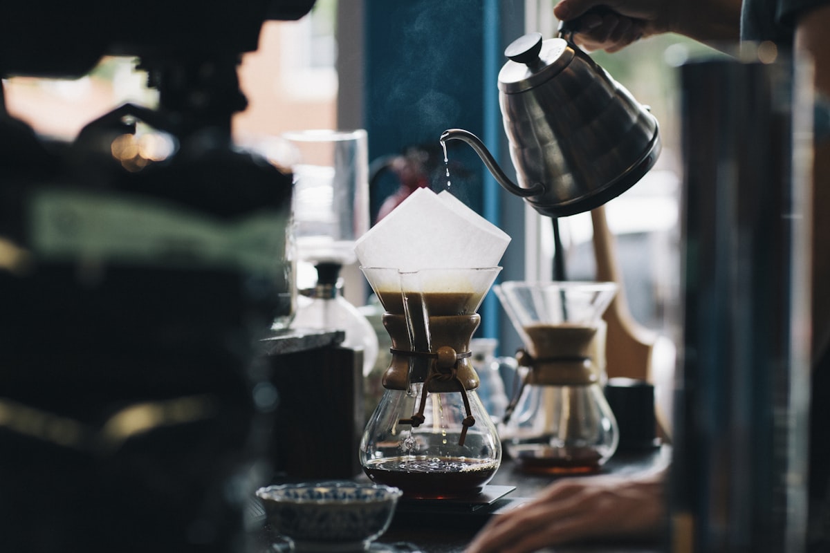 Detalhe de café e ambiente